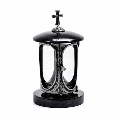 Lampion nagrobny LALUMCROSSSILVER StoneOnline – srebrny korpus i ozdobny krzyż na górze.