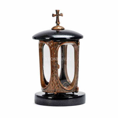 Stylowy zestaw granitowy na cmentarz – reprezentacyjny lampion LALUMCROSSCOPPER i wysoki wazon do efektownej dekoracji pomnika.