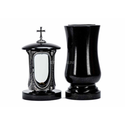 Piękny zestaw granitowy na cmentarz LALUMCROSSSILVER + WSTANDARD15 – srebrny lampion z krzyżem i klasyczny wazon StoneOnline.