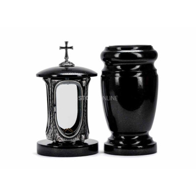 Piękny zestaw granitowy na cmentarz LALUMCROSSSILVER + WELEGANT15 – srebrny lampion z krzyżem i elegancki wazon StoneOnline.