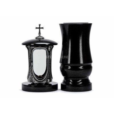 Nowoczesny zestaw granitowy na cmentarz LALUMCROSSSILVER + WMODERN15 – srebrny lampion z krzyżem i stylowy wazon StoneOnline.