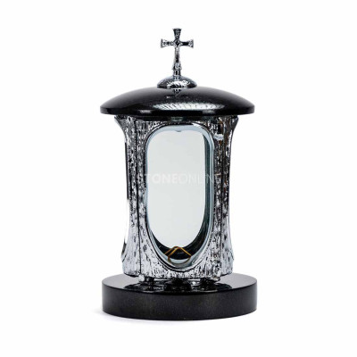 Elegancki zestaw na cmentarz z naturalnego granitu – lampion z chromowanym korpusem i klasyczny wazon na bukiet.