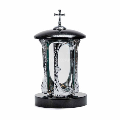 Lampion INOX na znicz oraz wysmuklony wazon na kwiaty tworzą stylową dekorację nagrobka.