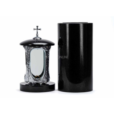 Nowoczesny lampion LALUMCROSSINOX i smukły wazon WTUBA15 – elegancki zestaw na cmentarz.