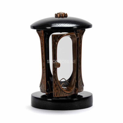 Piękna oprawa miejsca pamięci – lampion LALUMROSETTECOPPER i wazon na świeże kwiaty.