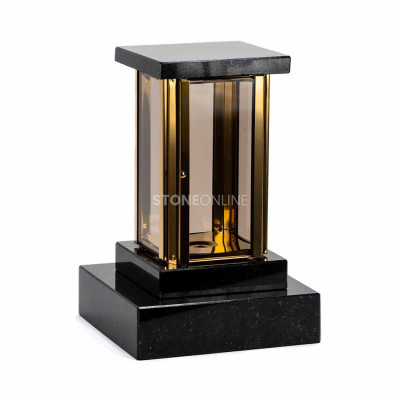 Złoty lampion MIRROW SQUARE GOLD na podstawce PSQUARE – nowoczesny zestaw granitowy na cmentarz.