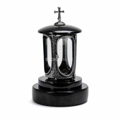 Srebrny lampion LALUMCROSSSILVER z krzyżem na okrągłej podstawie PROUND z granitu.
