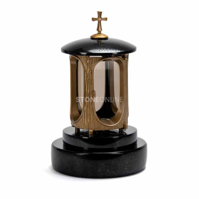 Złoty lampion LALUMCROSSGOLD z ozdobnym krzyżem na granitowej podstawie PROUND.