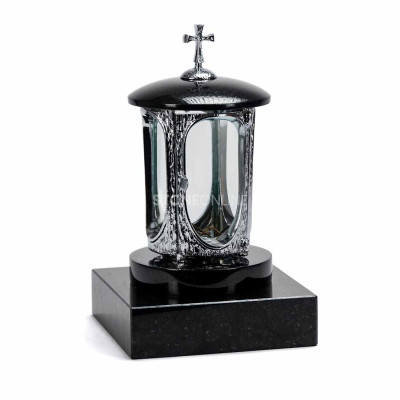 Lampion LALUMCROSSINOX z chromowanym krzyżem na kwadratowej podstawie PSQUARE z naturalnego granitu.