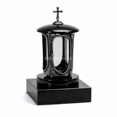 Srebrny lampion LALUMCROSSSILVER z krzyżem na granitowej podstawie PSQUARE 20 × 20 cm.