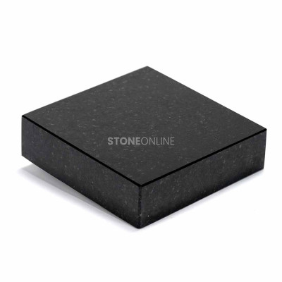 Lampion na znicz lub LED na ciężkiej granitowej bazie – połączenie miękkich linii i prostego kwadratu.