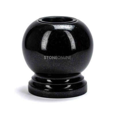 Granitowy wazon kula na stopce WGLOBE StoneOnline na cmentarz – elegancki wazon nagrobkowy z kamienia naturalnego.