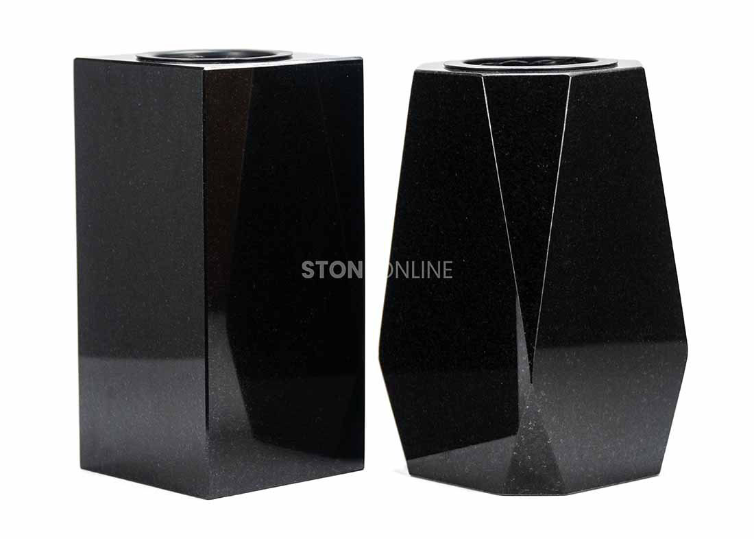 Wazony granitowe na cmentarz &ndash; modele DIAMOND i CUBE z plastikowymi wkładami, kwadratowa podstawa, ostre krawędzie